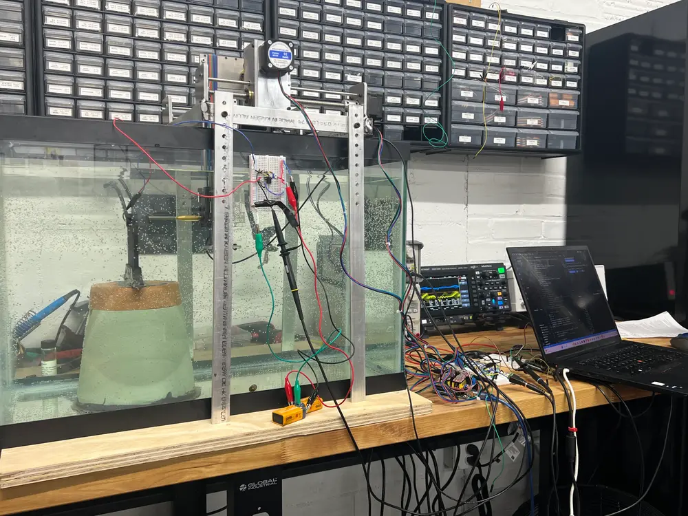 Water tank test bench with oscilloscope and submerged phantom